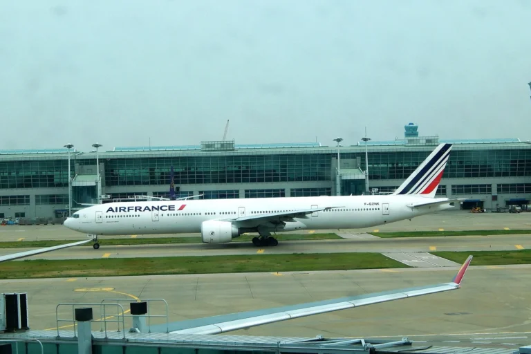 An Air France Boeing 777-300 at Incheon International Airport, setting off for Paris