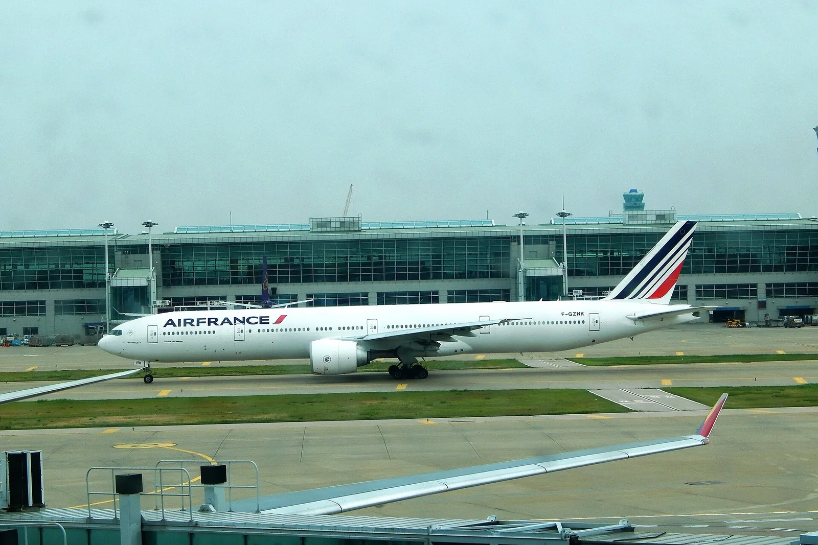 An Air France Boeing 777-300 at Incheon International Airport, setting off for Paris