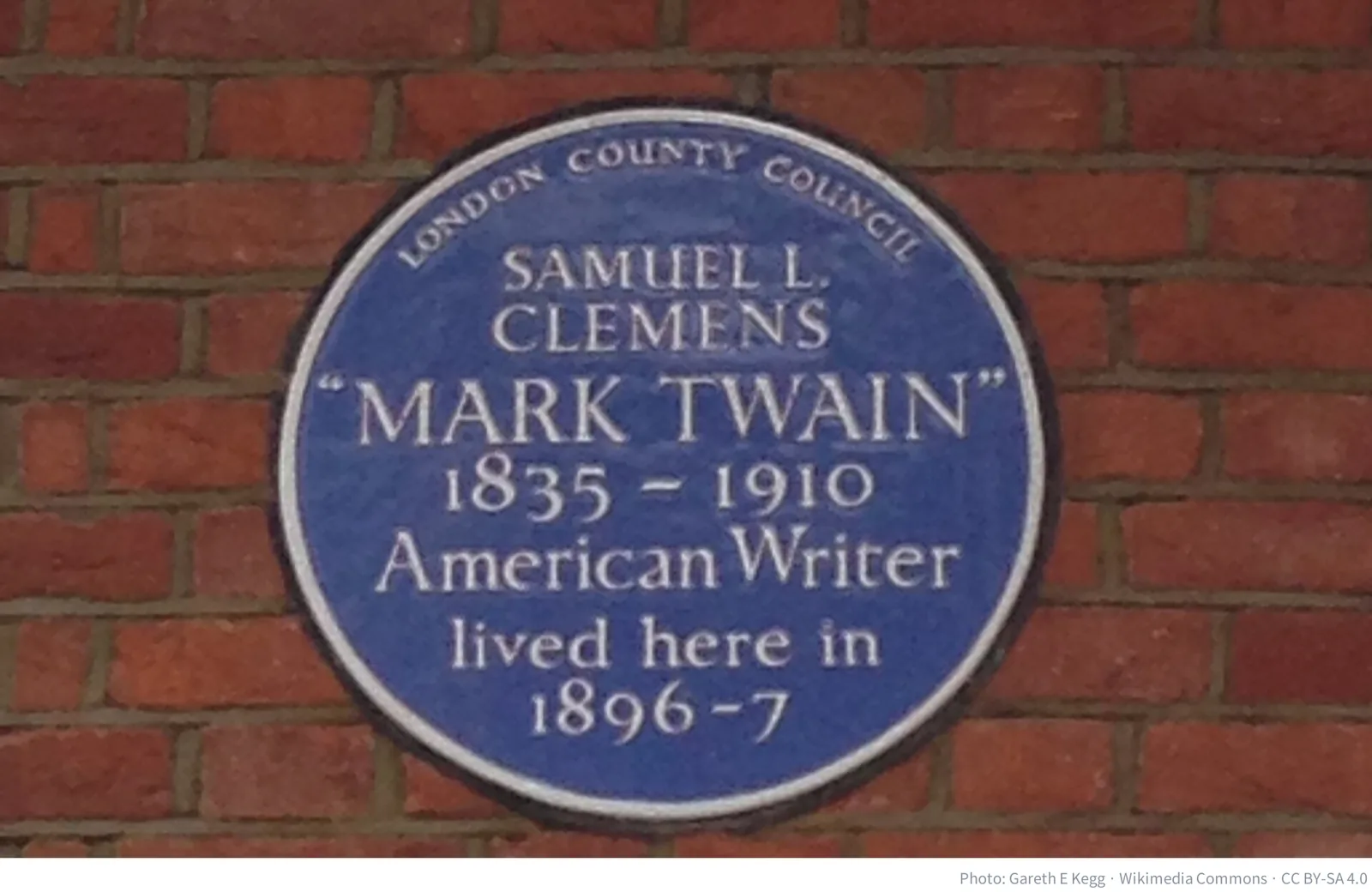 London County Council blue plaque for Mark Twain at 23 Tedworth Square, Chelsea