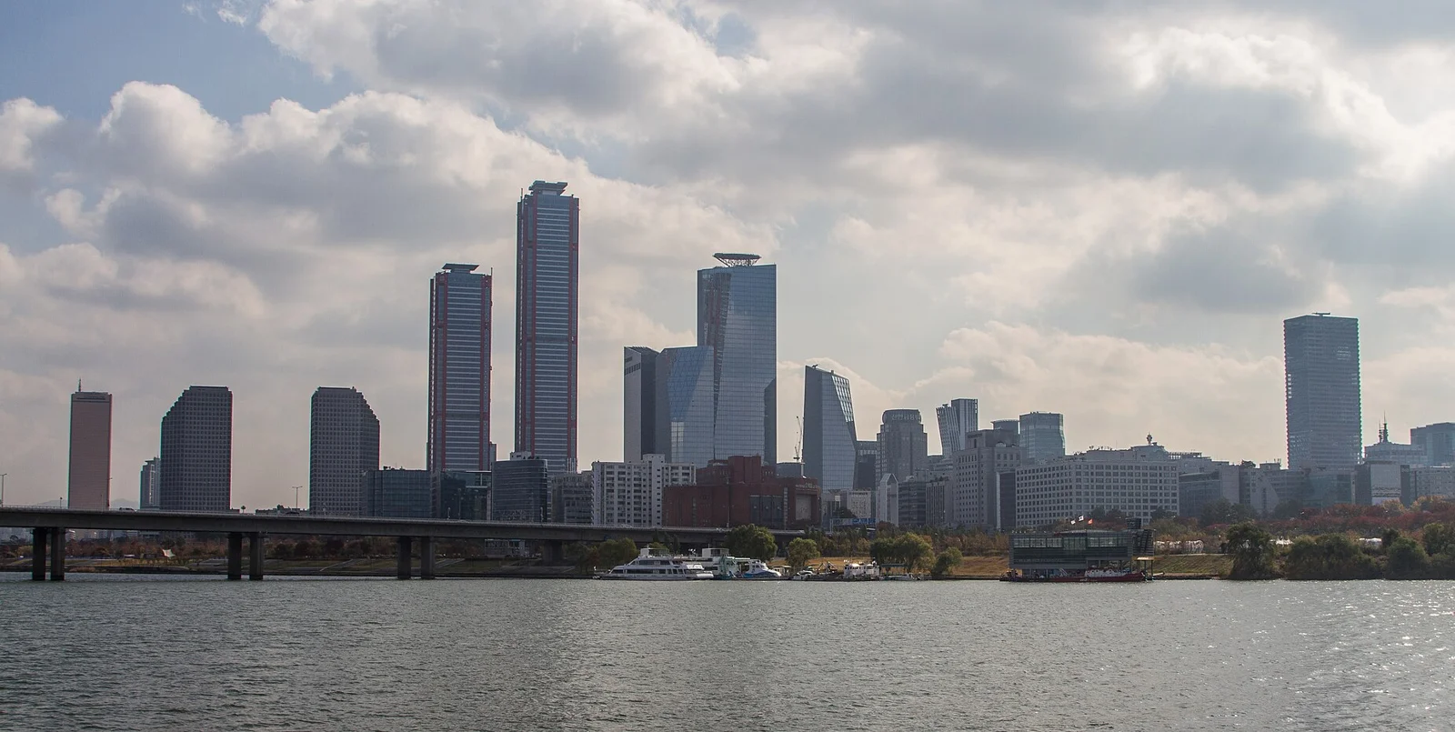 Yeouido financial district in Seoul across the Han River (November 2019)