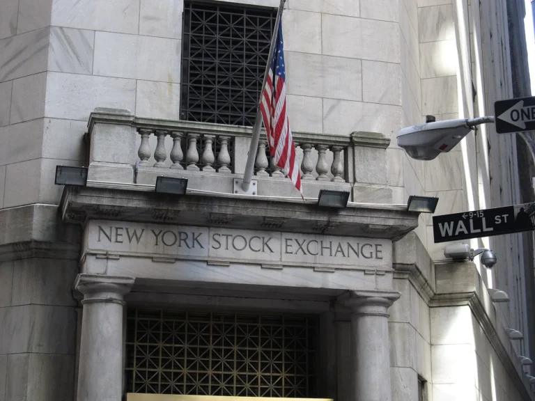 The New York Stock Exchange on Wall Street, home market of the S&P 500 stocks that Korean-listed US ETFs track