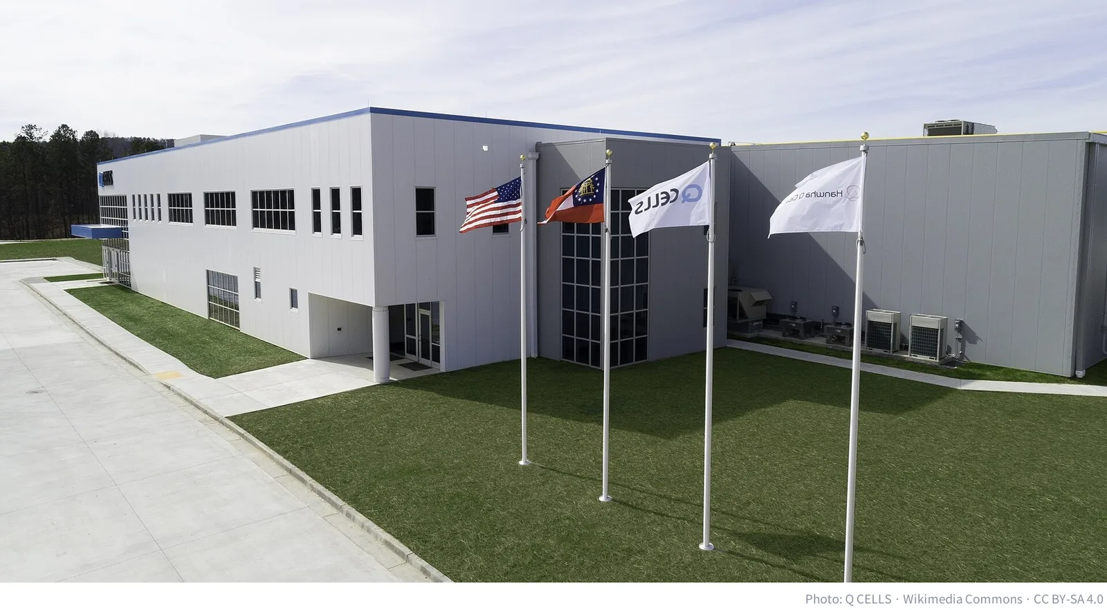 Hanwha Q CELLS plant in Dalton, Georgia with US and Georgia flags
