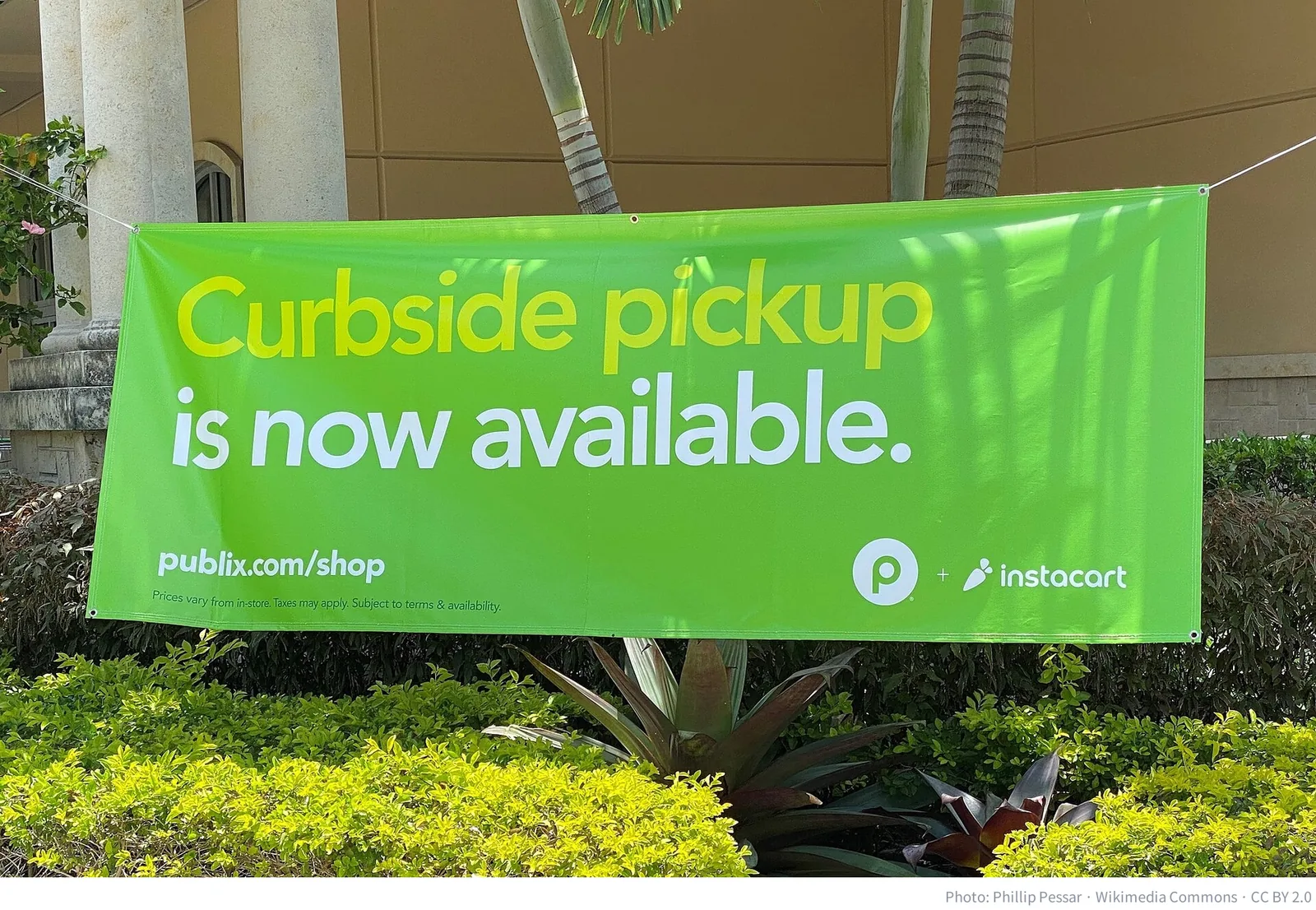 Publix and Instacart curbside pickup banner in West Miami